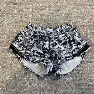 Lululemon hotty hot shorts 2.5”